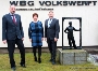 Vor dem Hauptsitz der Genossenschaft v.l.n.r.: die Vorstandsmitglieder Dirk Puchert und Heike Mau sowie Oberbürgermeister Alexander Badrow 