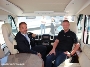Urlaubsfeeling im Wohnmobil. Alexander Badrow und Ulf Dahnke (v.l.n.r.) testen den Comfort.