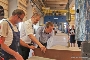 Umformer Detlef Bahls, Oberbürgermeister Dr. Alexander Badrow und Direktor Dr. Thomas Kühmstedt (v.l.) begutachten ein soeben 3D-kaltverformtes Stahlblech.