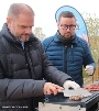 Oberbürgermeister im Fleischladen unter fachkundiger Beobachtung von Peter Bahrdt (r.) 