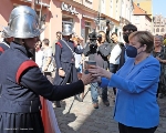 Bei einem Spaziergang durch die Altstadt bot die Stadtwache ein Bier an.