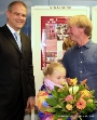 Freude beim Gewinner des Bauherrenpreises Thorsten-Joachim Kind (r.) gemeinsam mit Tochter und Oberbürgermeister Dr.-Ing. Alexander Badrow (l.)