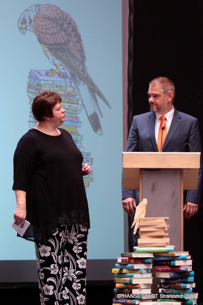 Moderatorin Kathrin Hoffmann möchte von Oberbürgermeister Dr.-Ing. Alexander Badrow wissen, wie gut er sich bei Kinderbüchern auskennt.
