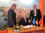 Während der Eintragung ins Gästebuch der Hansestadt Stralsund im Rathaus v.l.n.r. der Präsident der Bürgerschaft der Hansestadt Stralsund Peter Paul, Bundesminister Horst Seehofer und Oberbürgermeister Alexander Badrow. Ins Gästebuch schrieb Horst Seehofer: 'Ich komme wieder! Der stolzen Hansestadt Stralsund für die Zukunft nur das Beste. Horst Seehofer'