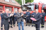 Glückwunsch an den Chef der Feuerwehr, Florian Peters (2.v.r.), für die Förderung von Minister Christian Pegel (2.v.l.) und Oberbürgermeister Alexander Badrow (M.)