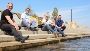 Nah am Wasser gebaut: Oberbürgermeister Alexander Badrow, Abteilungsleiter Stephan Bogusch, Planer Ulf Neubert, Künstler Robert Anderle und Carsten Müller von Rügen Recycling (v.l.n.r.) genießen das Plätschern des Strelasunds auf der Freitreppe.