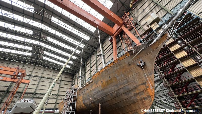 2 - Hier werden die letzten beiden großen Masten gerade demontiert und anschließend auf dem Boden der Werfthalle abgelegt