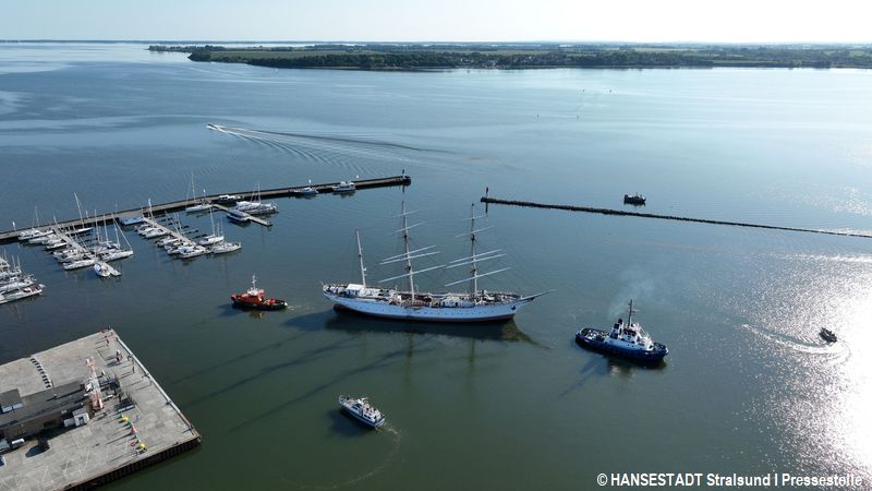 Gorch Fock 1 auf dem Weg zur Volkswerft