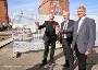 Oberbürgermeister Alexander Badrow, Energieminister Christian Pegel und Bürgerschaftspräsident Peter Paul geben das Startsignal