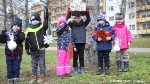 Alle diese selbst gebastelten Geschenke werden gleich von einer Mitarbeiterin und einem Mitarbeiter des Amtes für stadtwirtschaftliche Dienste per Hubwagen an den Baum gehängt.