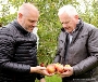 Jetzt können die Äpfel geerntet werden, Oberbürgermeister Alexander Badrow (l.) lässt sich von Johannes Eggert erläutern, wie die Bio-Produktion funktioniert