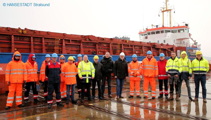 Das Team der Firma Strela Shiprepair GmbH mit seinen Geschäftsführern Oliver Schepers (9.v.l.) und Jan Tebbe-Simmerdinger (8.v.r.) und Oberbürgermeister Alexander Badrow