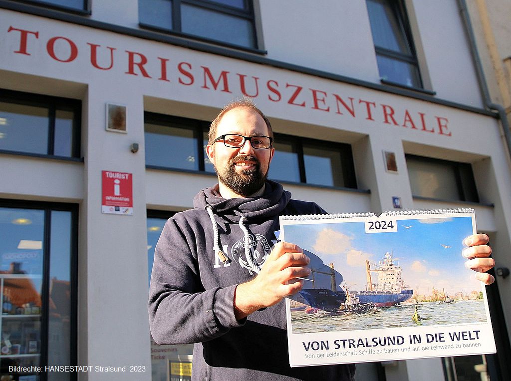 Thomas Kredl, Mitarbeiter der Tourismuszentrale, präsentiert den Volkswerft-Kalender 2024