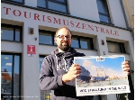 Thomas Kredl, Mitarbeiter der Tourismuszentrale, präsentiert den Volkswerft-Kalender 2024