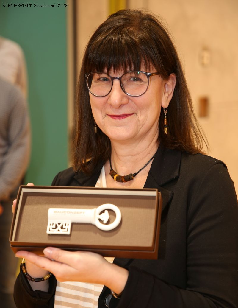 Schulleiterin Anne-Katrin Beer konnte sich über eine Schlüssel aus Porzellan anlässlich der Übergabe der Sporthalle freuen.