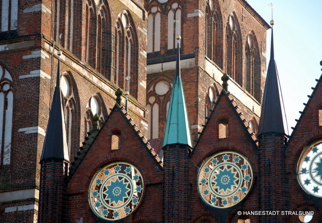 Ausschnitt-Rathausfassade-mit-Kirche-St.-Nikolai-im-Hintergrund.JPG