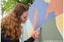 Josefine Petermann vom Hansa-Gymnasium zieht akribisch Linien an dem 28 m langen und 1,40 m hohen Kunstwerk nach