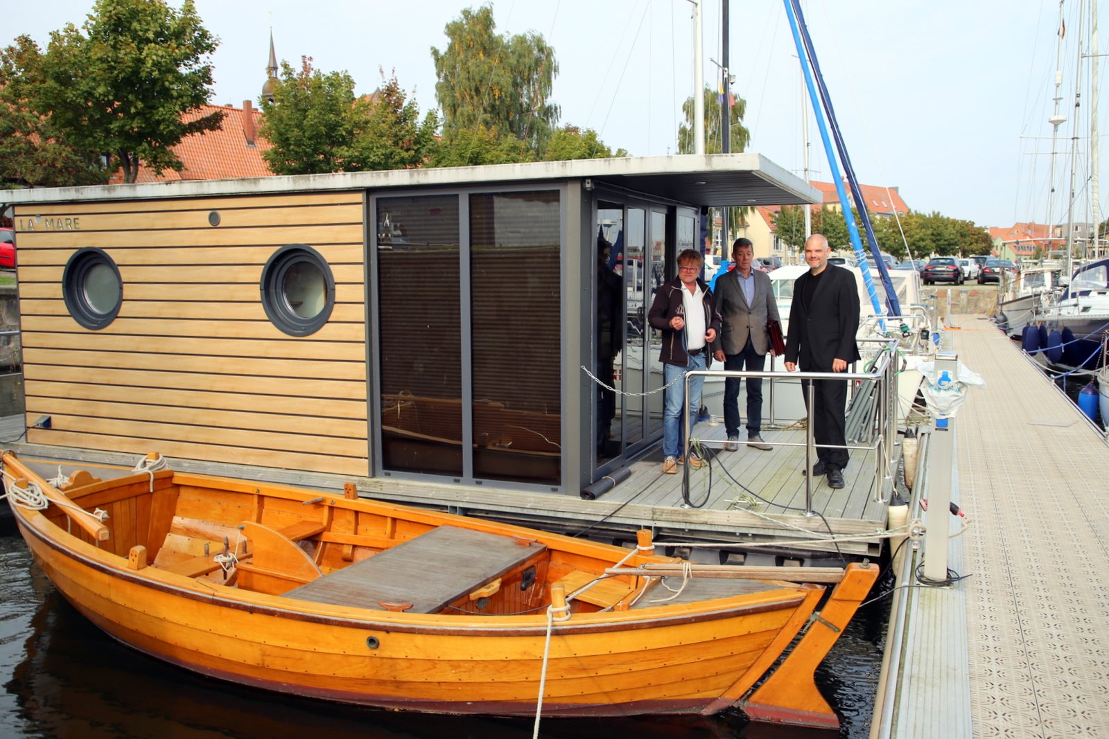 Direkt-neben-der-Pommern-Jolle-liegt-das-kleine-Hausboot-zur-Besichtigung.JPG