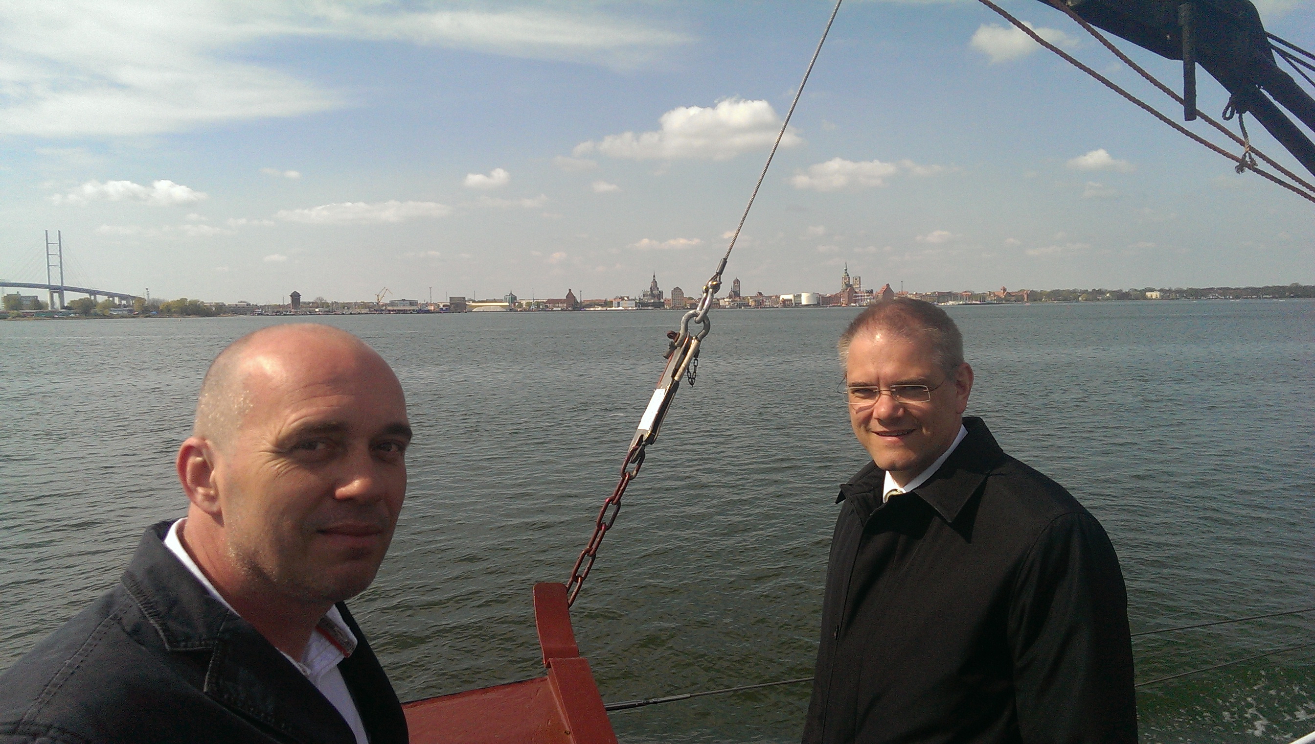 Oberbürgermeister Dr.-Ing. Alexander Badrow mit Kapitän Achim Stuhr auf dem Schlepper Delfin