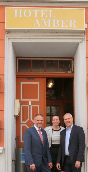 Oberbürgermeister Dr.-Ing. Alexander Badrow mit Wendy und Daniel Ruddies beim Unternehmensbesuch im Hotel Amber