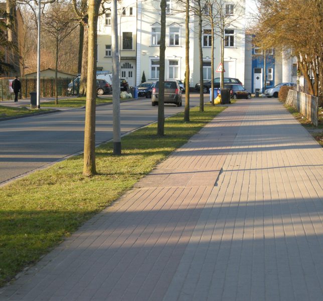 Beispiel getrennter Fußgänger- und Radweg