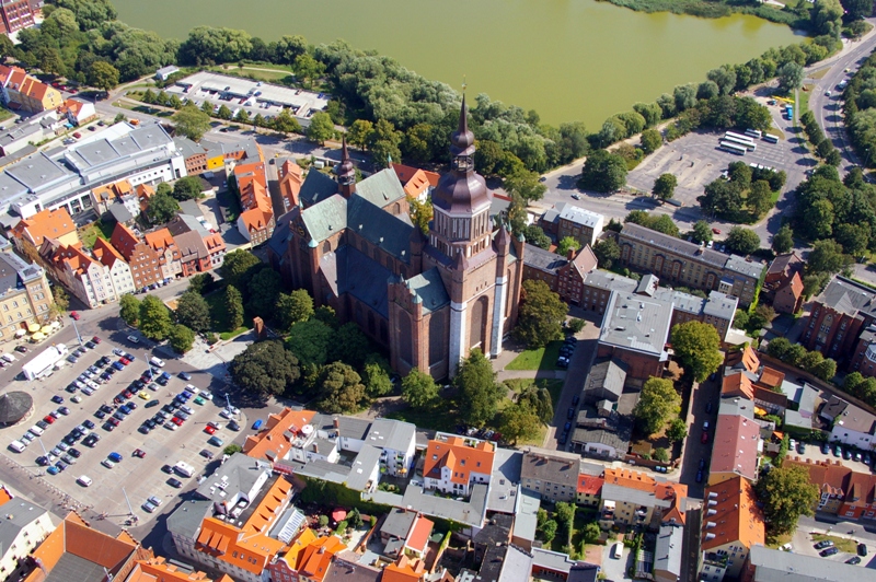 St.-Marien-Stralsund-und-Neuer-Markt-aus-der-Vogelperspektive.jpg
