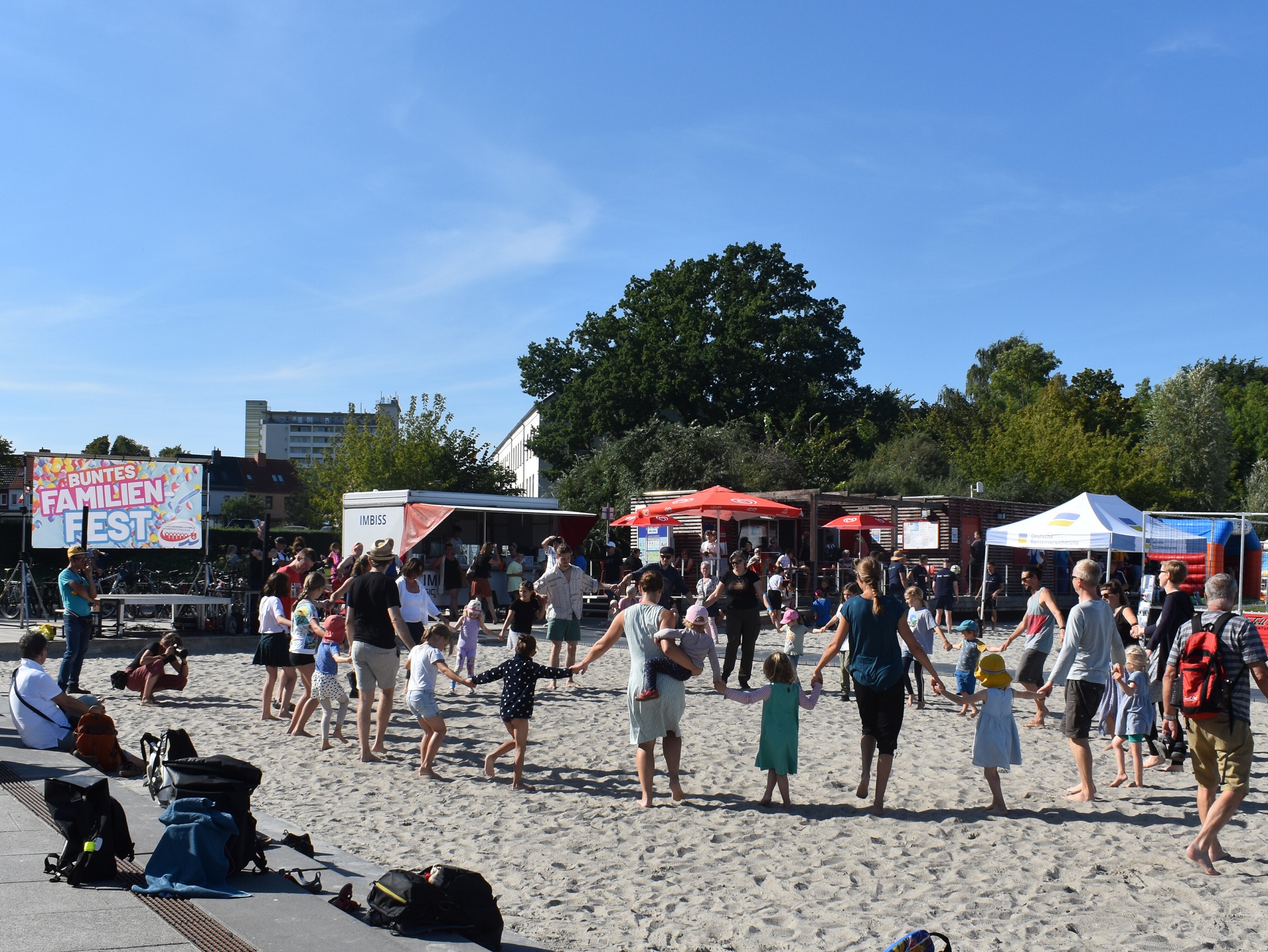 Spass-und-Austausch-in-toller-Atmosphaere-am-12.09.2024-laedt-das-Lokale-Buendnis-fuer-Familie-zum-Familienfest-an-den-Stadtstrand-ein-2.jpg