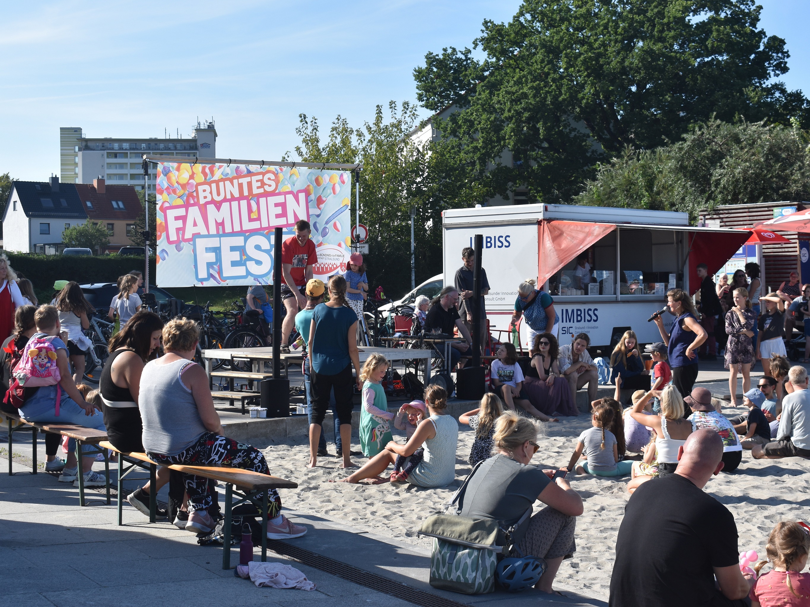Spass-und-Austausch-in-toller-Atmosphaere-am-12.09.2024-laedt-das-Lokale-Buendnis-fuer-Familie-zum-Familienfest-an-den-Stadtstrand-ein.jpg