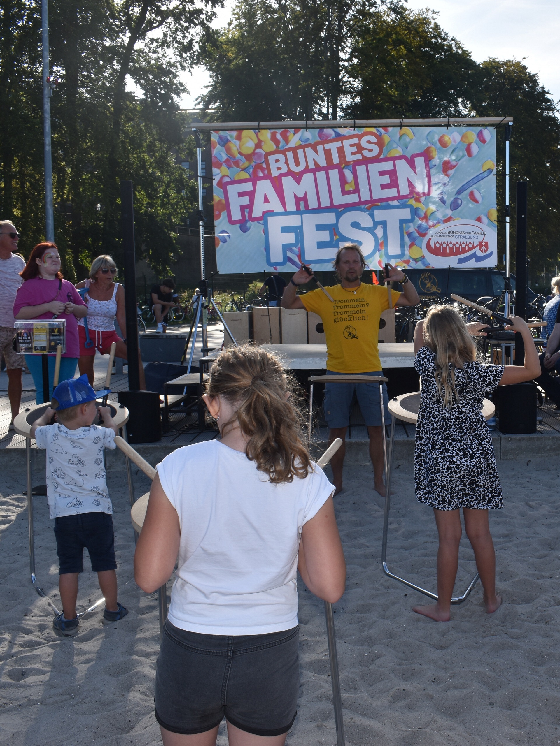 Verschiedene-Staende-und-Aktionen-ermuntern-kleine-und-grosse-Besucher-zum-Mitmachen.jpg