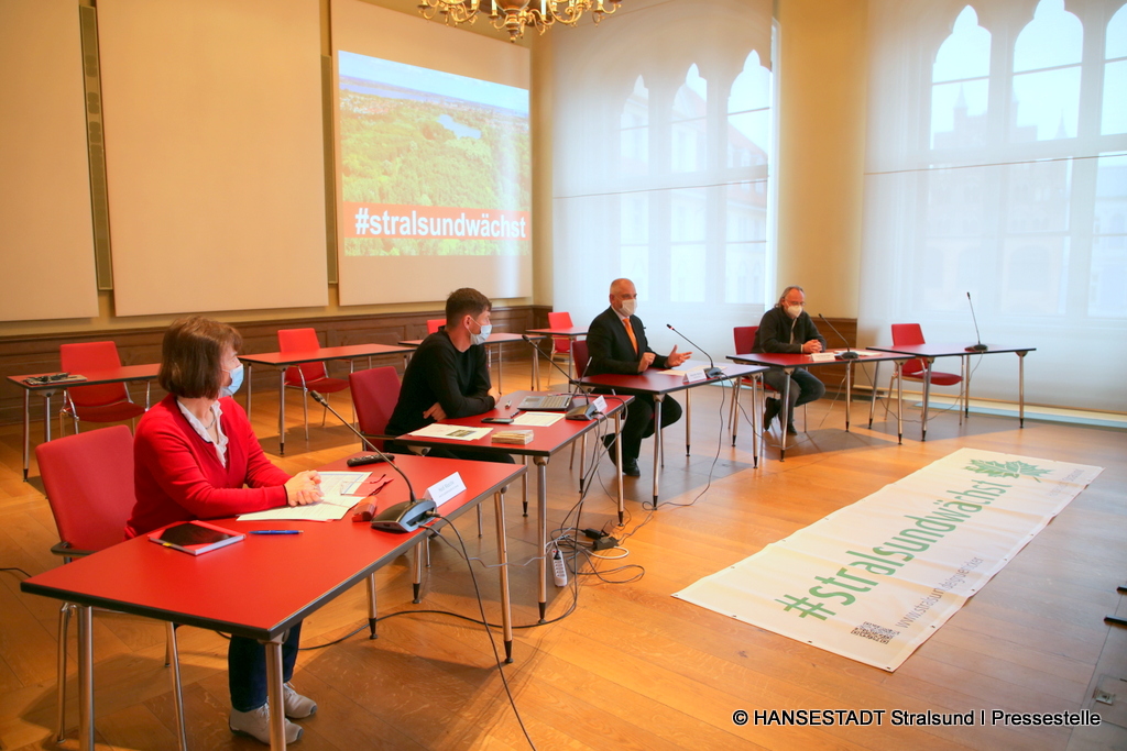 Während einer Pressekonferenz im Rathaus erläutern Oberbürgermeister Alexander Badrow (2.v.r.) sowie der Leiter des Amtes für Planunbg und Bau, Frank-Bertolt 