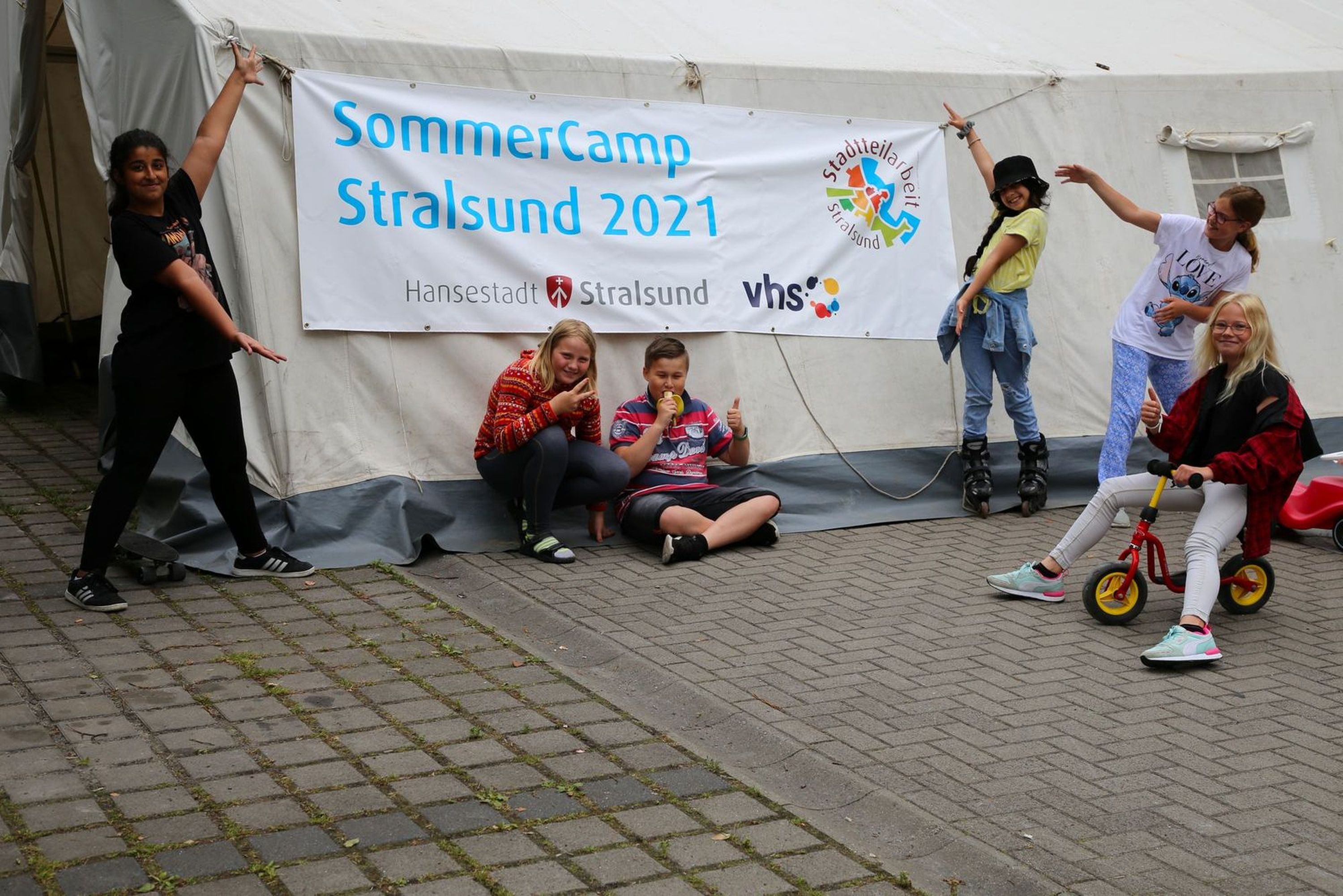 1-In-Knieper-West-wird-das-Stralsunder-SommerCamp-Logo-stolz-praesentiert..JPG