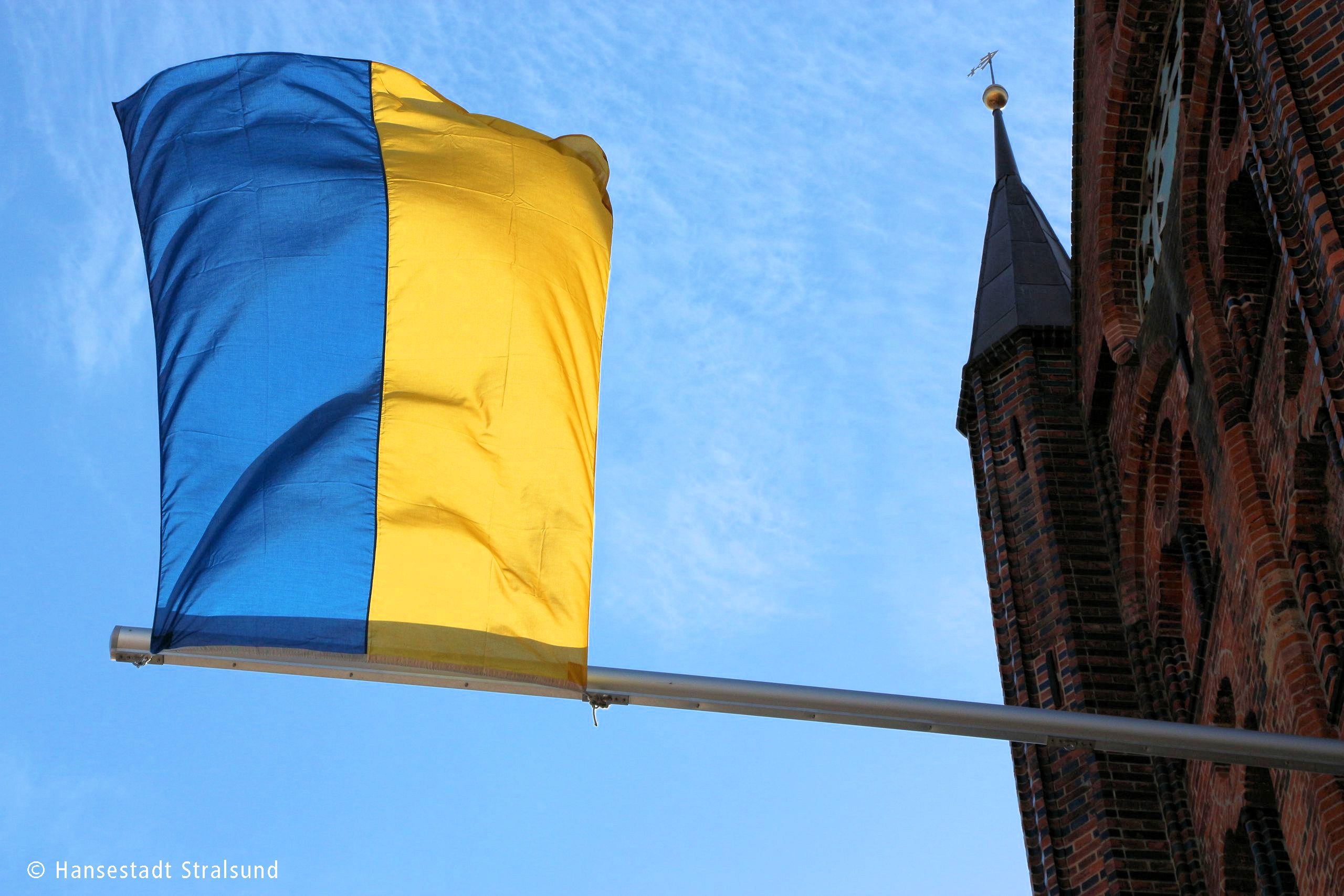 Die Landesflagge der Ukraine am Stralsunder Rathaus