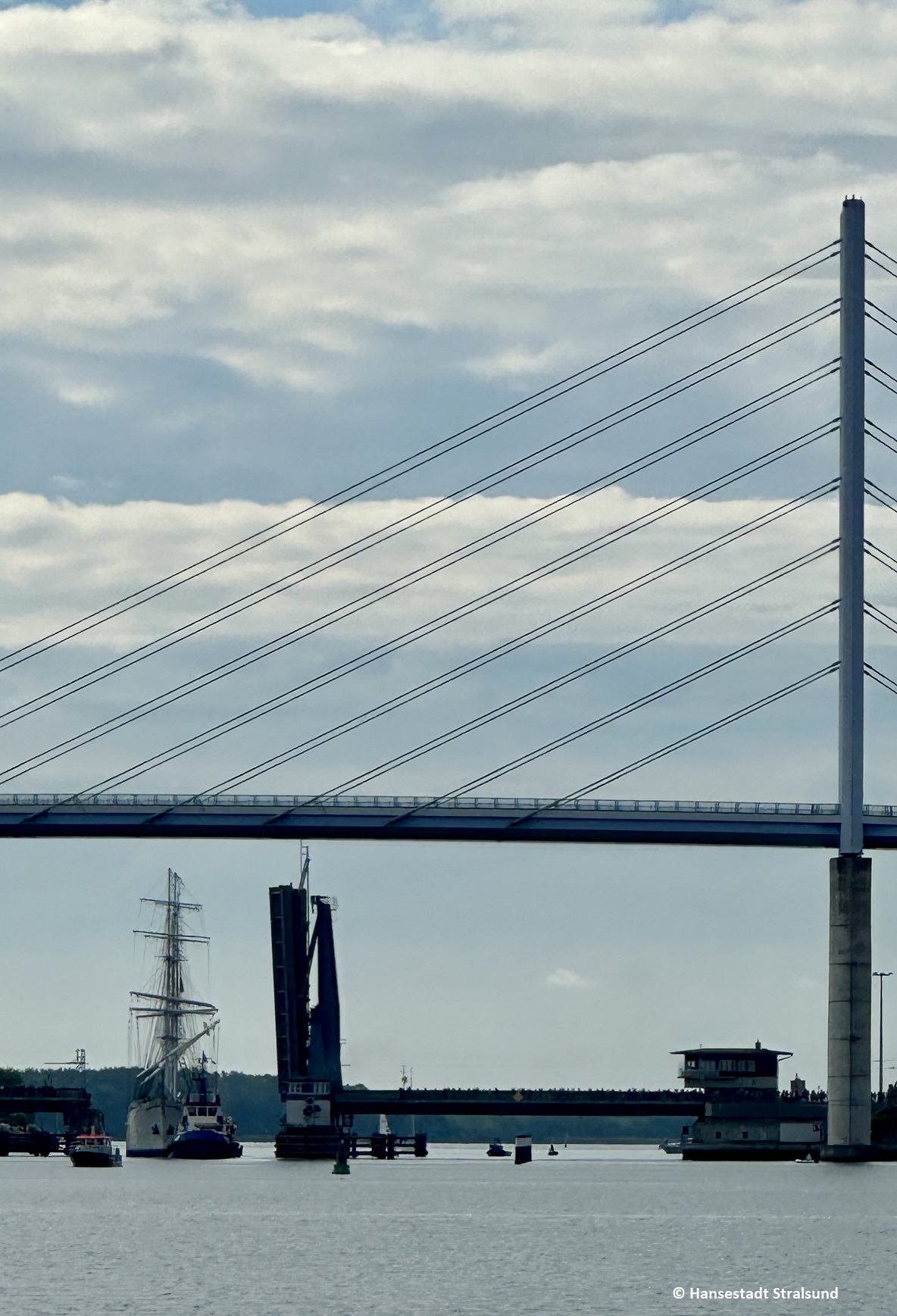 1 - Die GORCH FOCK (I) passiert die Ziegelgrabenbrücke