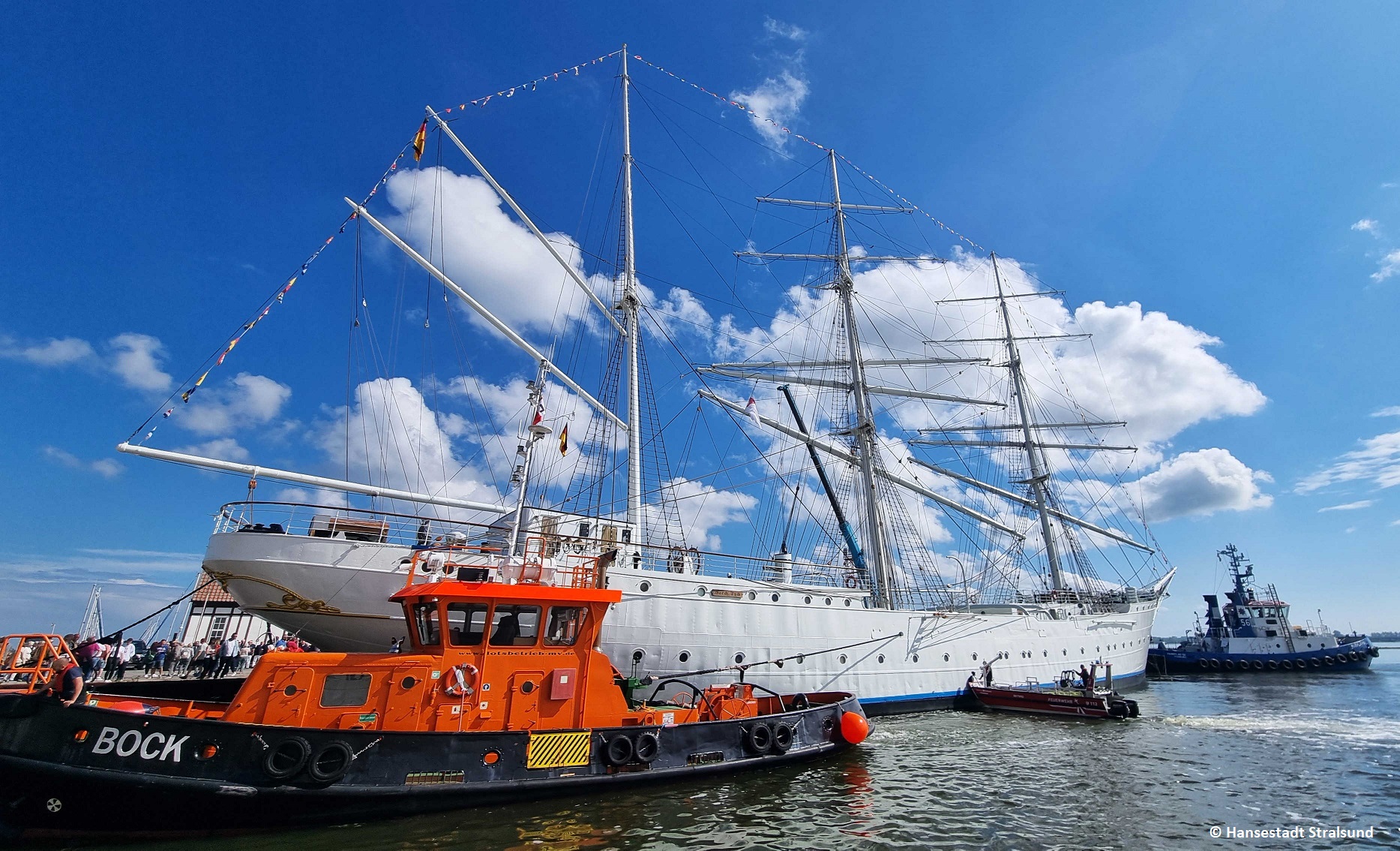 5 - Die GORCH FOCK (I) wird auf der Stralsunder Hafeninsel festgemacht